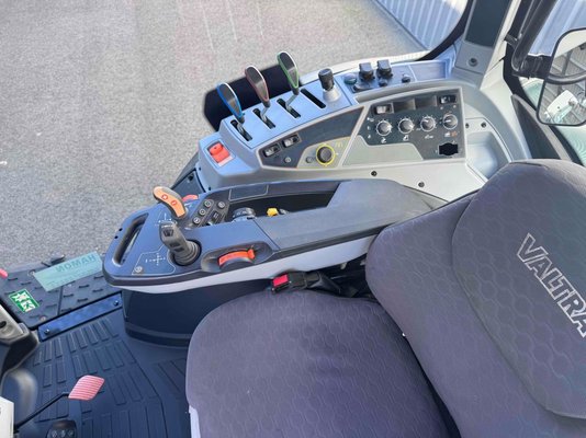 Tracteur agricole Valtra T 144 ACTIVE
